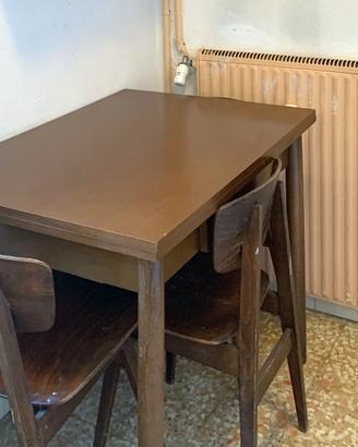 Tavolo da cucina con sedie