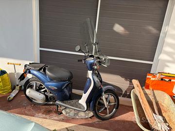 Aprilia Scarabeo 50 con sella nuova e accessori