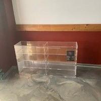 scaffale in plexiglass