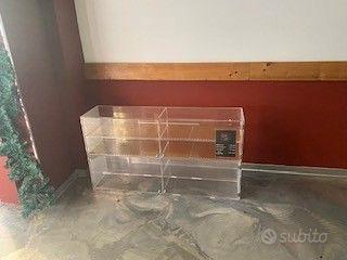 scaffale in plexiglass