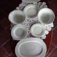Tavolino e piatti