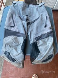Pantaloni moto e protezioni cross