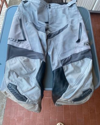 Pantaloni moto e protezioni cross