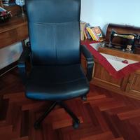 poltrona da ufficio con braccioli e ruote