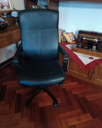 poltrona da ufficio con braccioli e ruote