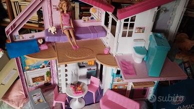 Casa accessoriata Barbie con 2 bambole e un cane