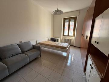 Stanza in appartamento di 77 m² a Milano