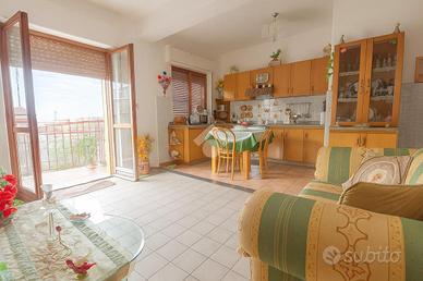 4 LOCALI A GRAVINA DI CATANIA