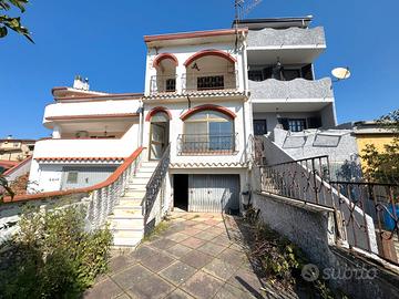 Villetta a schiera con ampio cortile e veranda