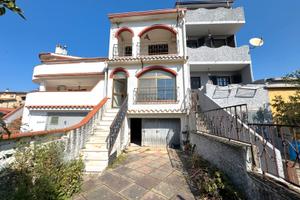 Villetta a schiera con ampio cortile e veranda