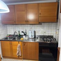 cucina in legno con elettrodomestici