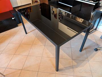 Tavolo in metallo e ripiano in vetro