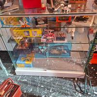 vertrina con ripiani 