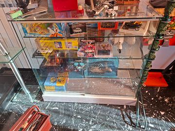 vertrina con ripiani 