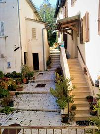 Casa indipendente di 160 m² con 5 locali e box aut