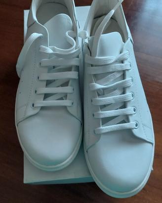 scarpe bianche con lacci in pelle nuove 