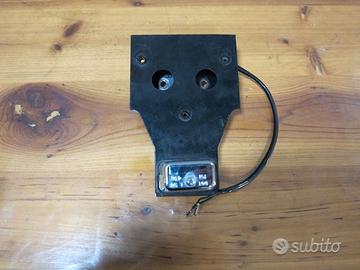 Staffa porta targa inclinata per Harley