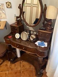 mobile da trucco antico in legno