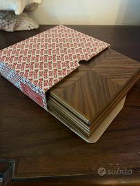 Pregiato cofanetto dal negro con carte