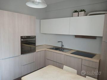 CUCINA ARRITAL CON ELETTRODOMESTICI TAVOLO E SEDIE
