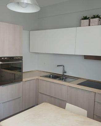 CUCINA ARRITAL CON ELETTRODOMESTICI TAVOLO E SEDIE