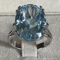 ANELLO ORO BIANCO 18kt. CON GRANDE TOPAZIO AZZURRO