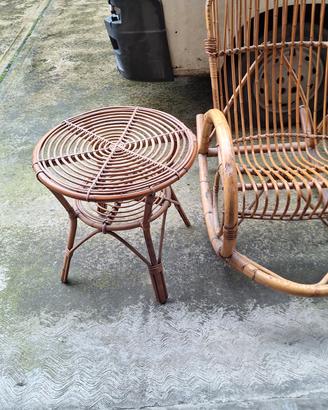 dondolo e tavolino in vimini 