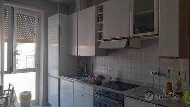 Cucina bianca con piano a induzione