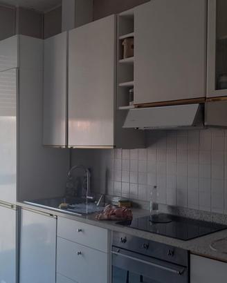Cucina bianca con piano a induzione
