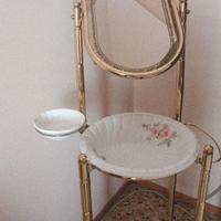 Specchio antico con lavabo