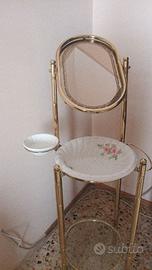 Specchio antico con lavabo