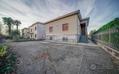 Villa indipendente libera su quattro lati con giar