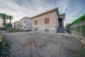 Villa indipendente libera su quattro lati con giar