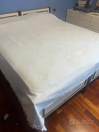 Copriletto in cotone con decorazione e pizzo