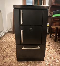 Stufa a legna completa di tubi