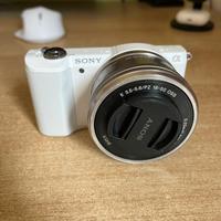 Sony Alpha 5000 con obiettivo