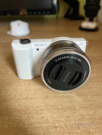 Sony Alpha 5000 con obiettivo