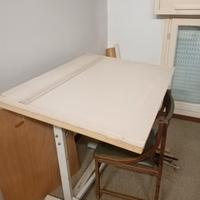 Tavolo da disegno con riga progetti scuola ufficio