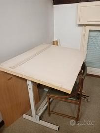 Tavolo da disegno con riga progetti scuola ufficio