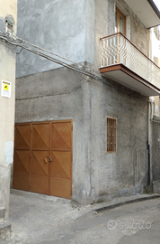 Paternò: garage per scooter