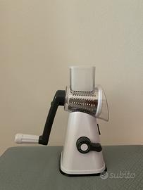 Elettrodomestico cucina taglia e affetta tutto.