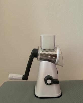 Elettrodomestico cucina taglia e affetta tutto.