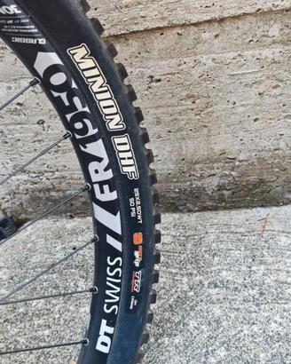 DH Nukeproof Pulse Mullet e Dirt NS Metropolis 2