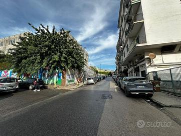 NEGOZIO A NAPOLI