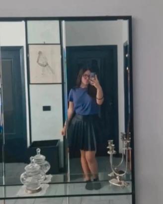 Gonna corta in pelle nera