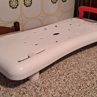 Tavola/sedile per vasca da bagno con maniglia