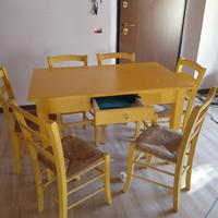 tavolo in legno e sedie