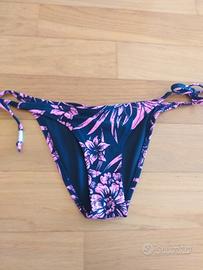 Tankini pezzo sotto fucsia e nero con laccetti.