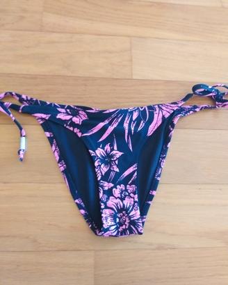 Tankini pezzo sotto fucsia e nero con laccetti.
