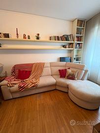 Divano color crema con pouf
